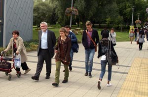 Brunelin kampuksen aurinkoisilla jalkakäytävillä Martin Smith, vierailijoita ja opiskelijoita